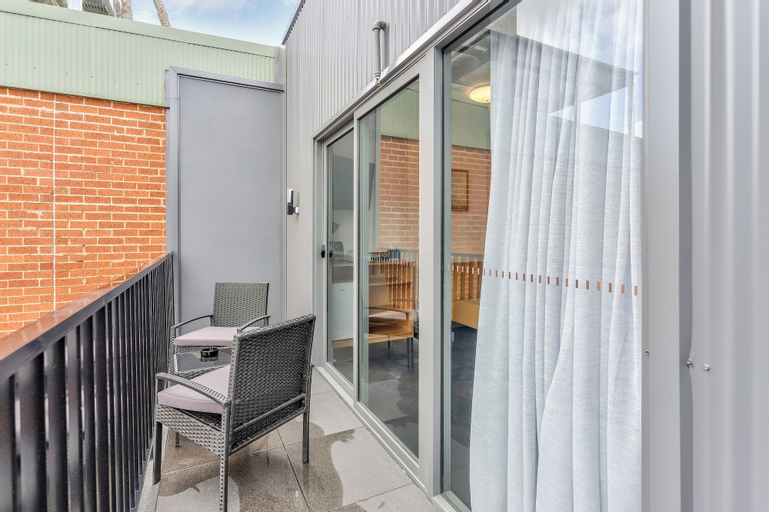 Exterior & Views 6