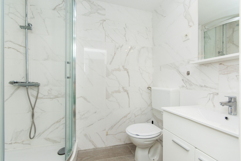 Bathroom 4, Canuck Apartment, Dubrovnik