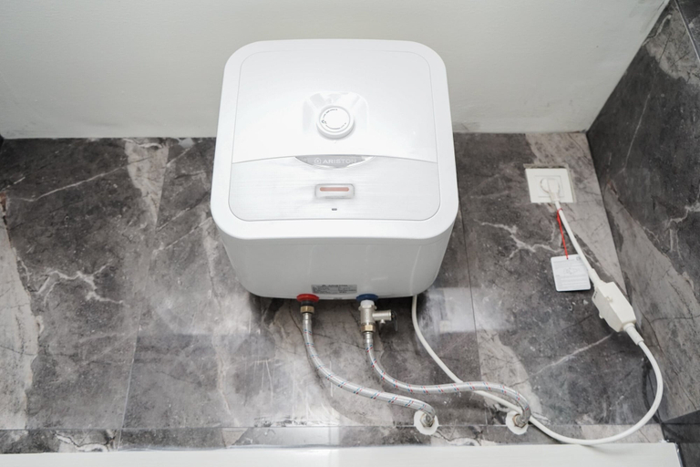 Bathroom 3, Minimalist and Cozy Studio Apartment at Tuscany Residences, Tangerang Selatan