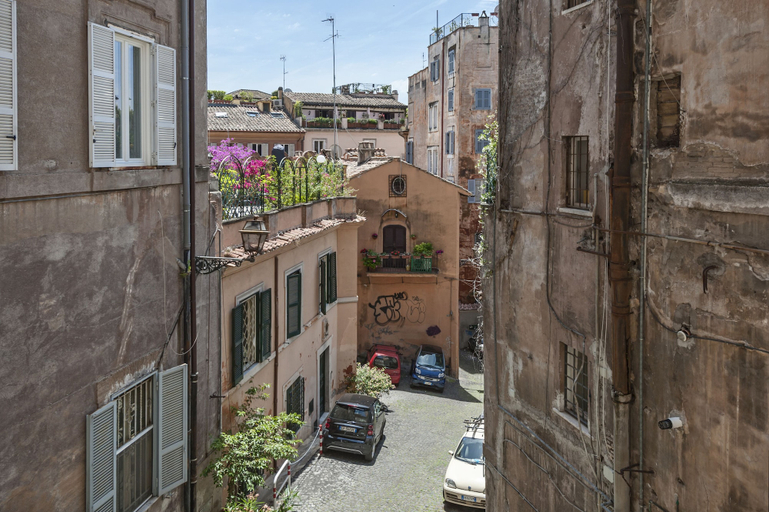 Others 2, Vetrina, Rome