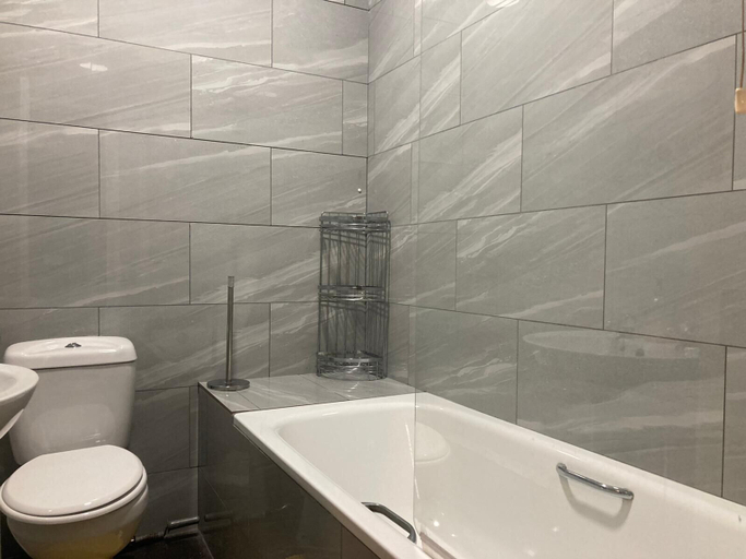 Bathroom 2, Three Bed Two Bath Apartment in London, London