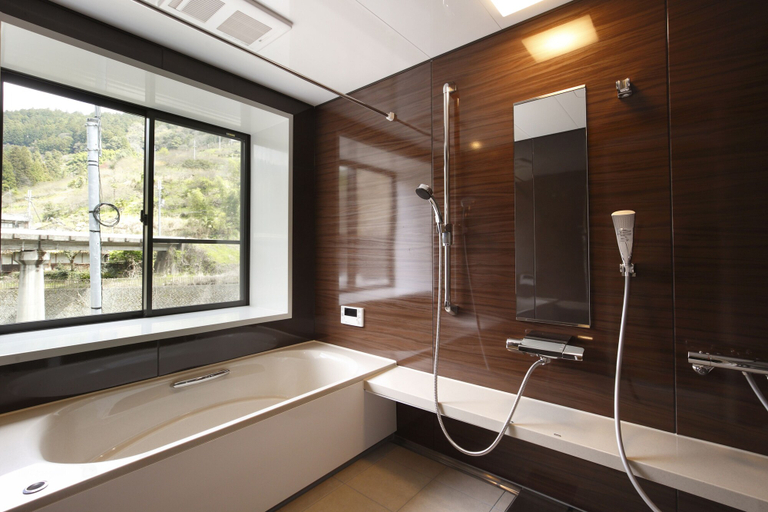 Bathroom 3, Kanau, Gojō