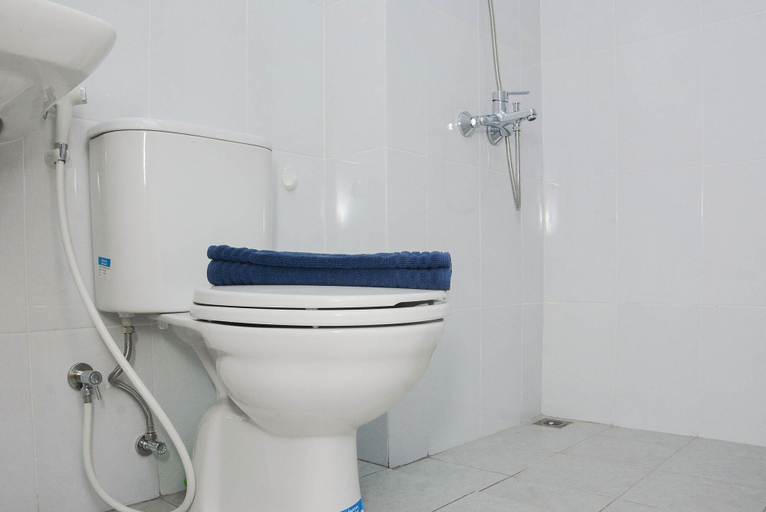 Bathroom 5, Town View Apartment Studio @ Patraland Urbano By Travelio, Bekasi