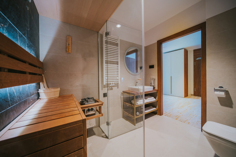 Bathroom 4, Five Seasons Two, Jelenia Góra