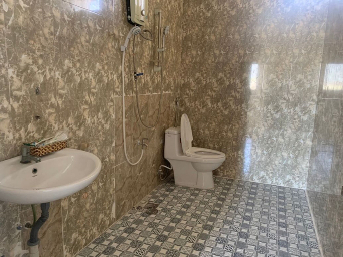 Bathroom 3, Hoa Phuong Hotel, Thuận An