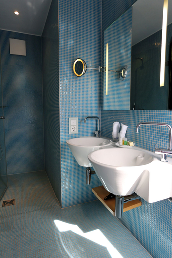 Bathroom 5, Palace St. George, Mönchengladbach