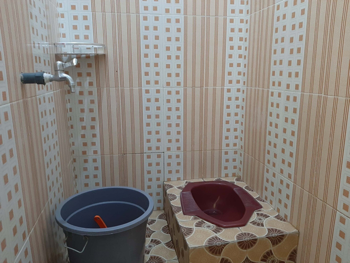 Bathroom 3, OYO 1698 Hotel Juma Eluk, Karo