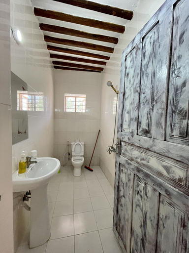 Bathroom, Duara House, Kusini