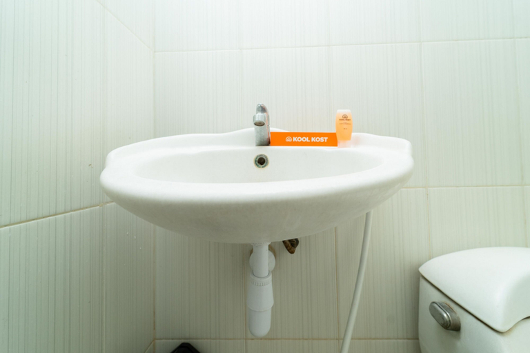 Bathroom 3, KoolKost Syariah near TerasKota BSD, South Tangerang