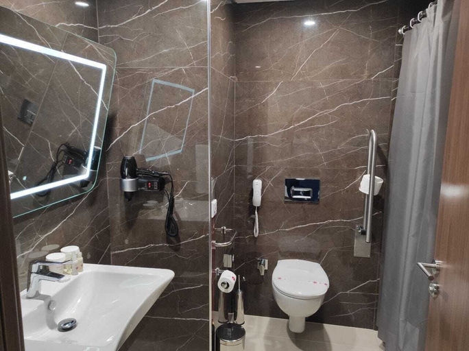 Bathroom 5, Ramada by Wyndham Izmir Aliaga, Aliağa