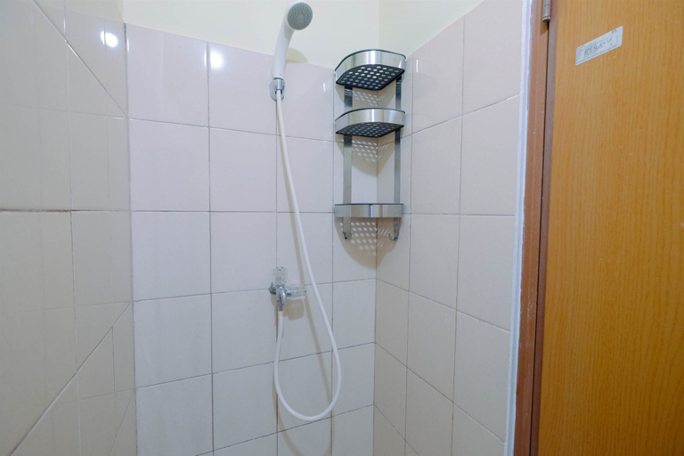 Bathroom 5, Tifolia Studio Apartment with Double Bed near LRT Station By Travelio, East Jakarta