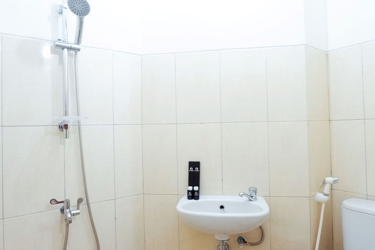 Bathroom 5, Spacious Studio Apartment at Pavilion Permata By Travelio, Surabaya