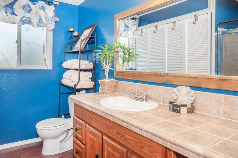 Bathroom 4, High Tides Beach House, Lincoln