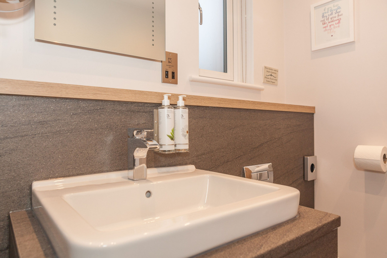 Bathroom 3, Thatched Eaves, Hampshire
