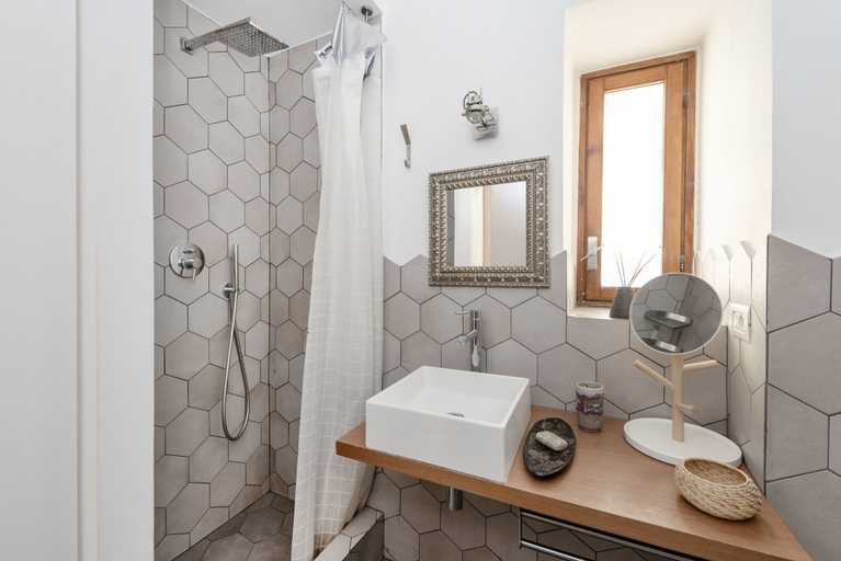 Bathroom 4, Principe Umberto, Rome