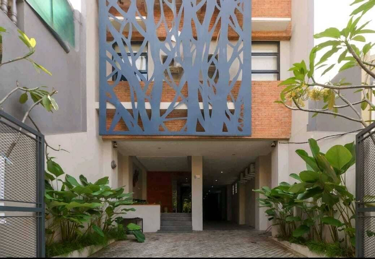 Exterior & Views 25