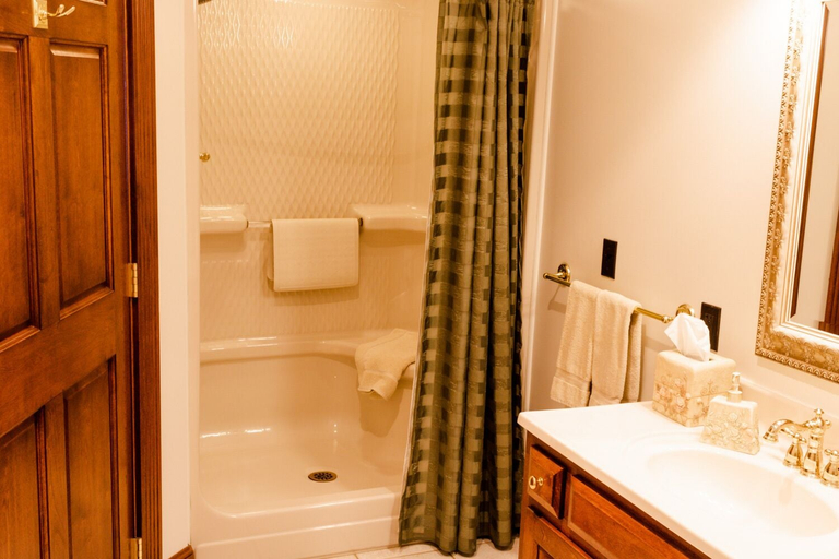 Bathroom 4, Hillside Villa Ohio, Holmes