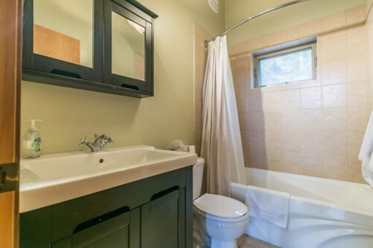 Bathroom 4, Les Chalets du Lac Grenier, Matawinie