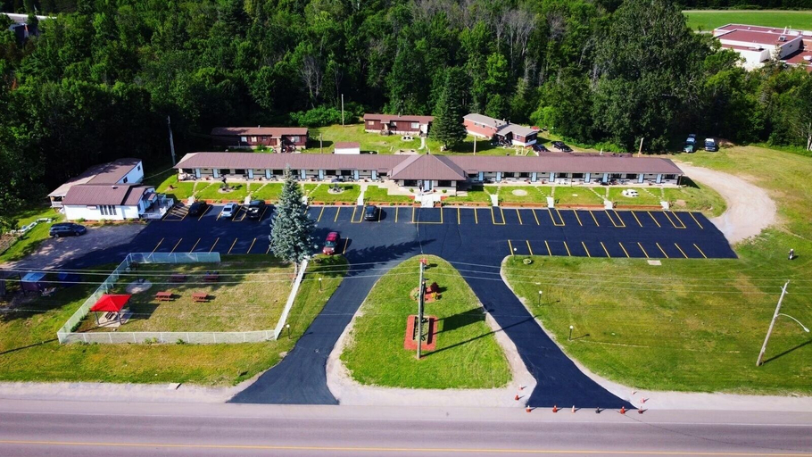 Exterior & Views 2, Champlain Motor Inn, Renfrew
