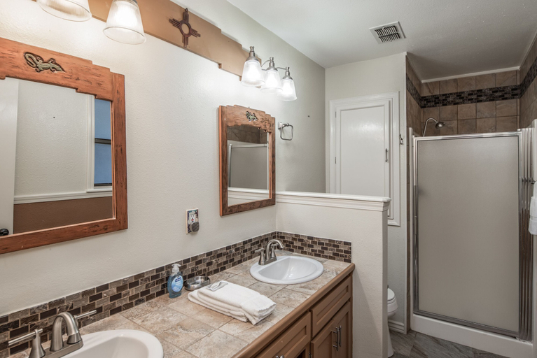 Bathroom 3, Hilltop Hide-away, Lincoln