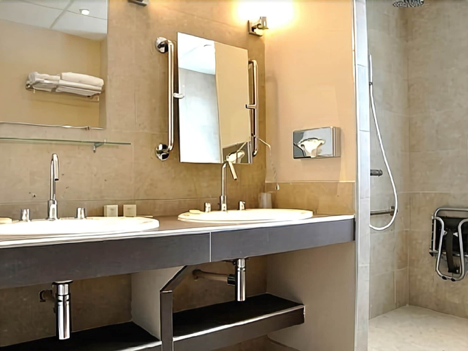 Bathroom 5, Hostellerie des Clos, Yonne