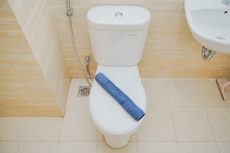 Bathroom 3, Fully Furnished with Comfortable Design 2BR Apartment Springwood Residence, Tangerang