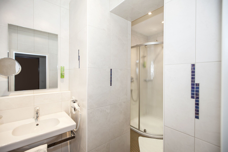 Bathroom 5, Parkhotel Traunstein, Traunstein