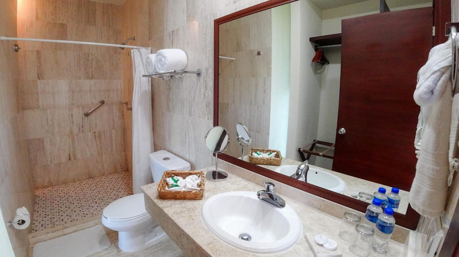 Bathroom 4, Pacific King Hotel, Dist. Pochutla