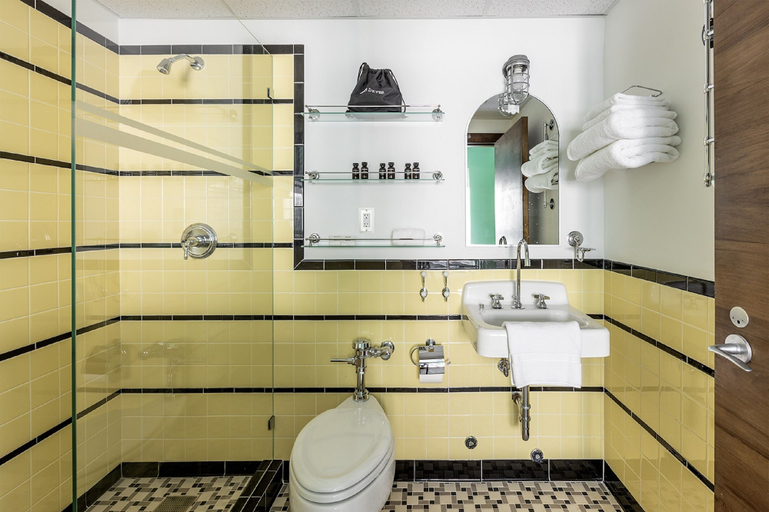 Bathroom 5, Pelican Hotel, Miami-Dade