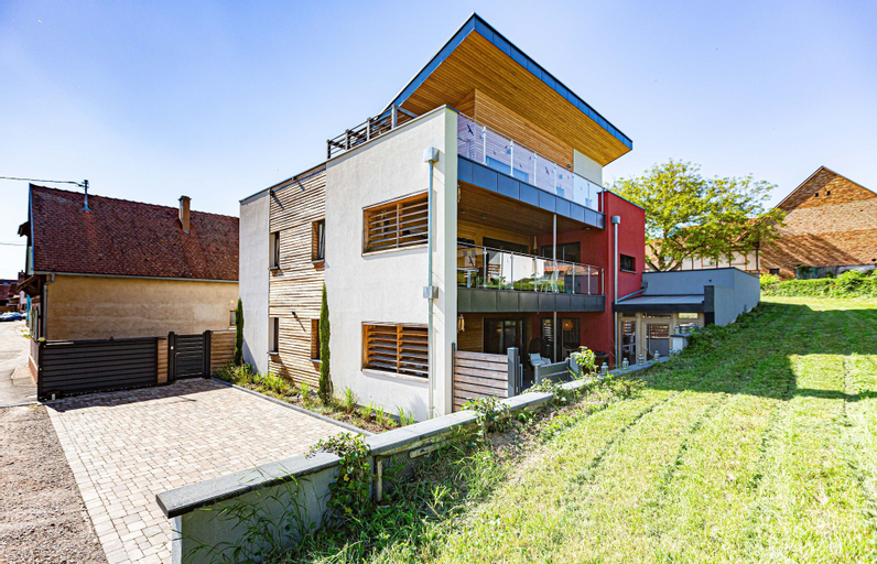 Exterior & Views