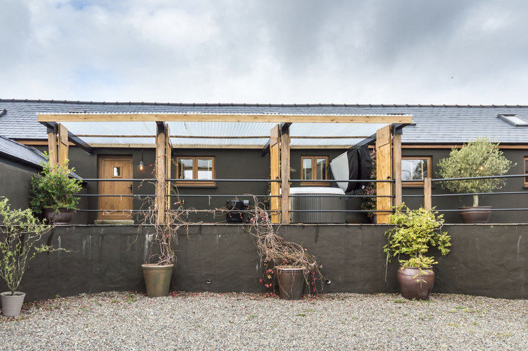 Exterior & Views 2, Lavender - Luxurious Barn Conversion, Pembrokeshire