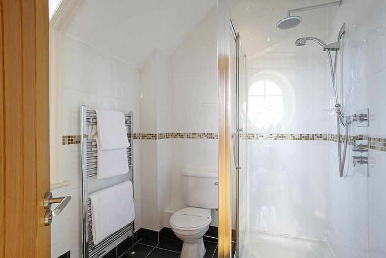 Bathroom 5, Castle Hotel, Ceredigion