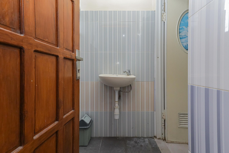 Bathroom 4, RedDoorz Syariah @ Klojen Malang, Malang