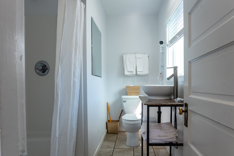Bathroom 4, Terimore Bayfront Inn, Tillamook