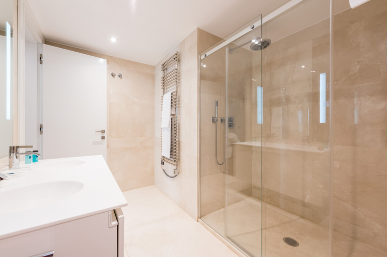 Bathroom 5, Gran View Apartments, Madrid