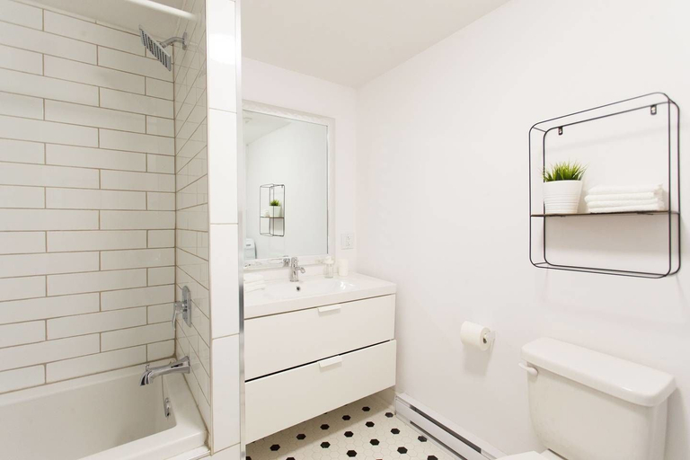 Bathroom 5, Live Like a Local in Le Plateau, Montréal