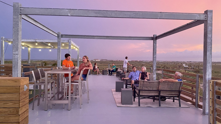 Food & Drinks, Lively Beach, Nueces