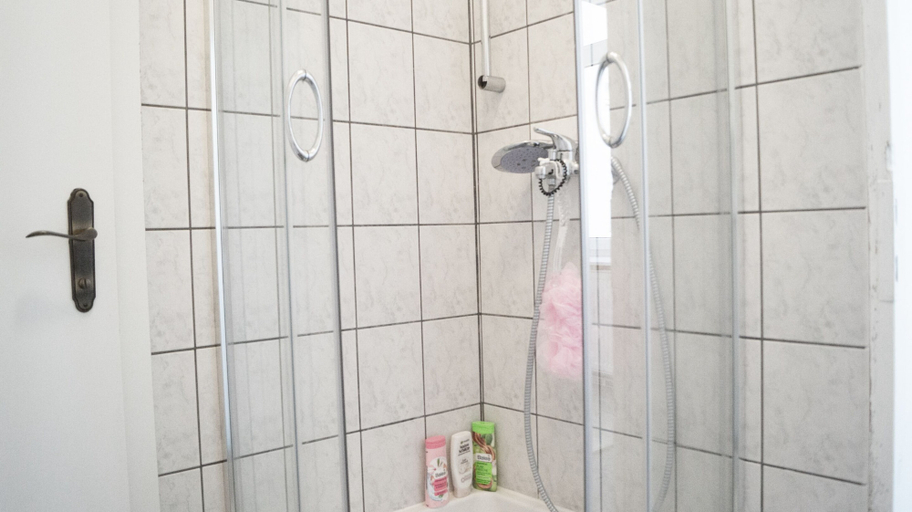 Bathroom 4, Shared Modern Apartment Schönbrunn - Budget Stylish Room, Wien
