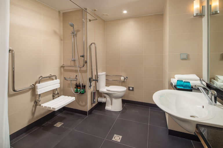 Bathroom 5, Crowne Plaza BUDAPEST by IHG, Budapesti