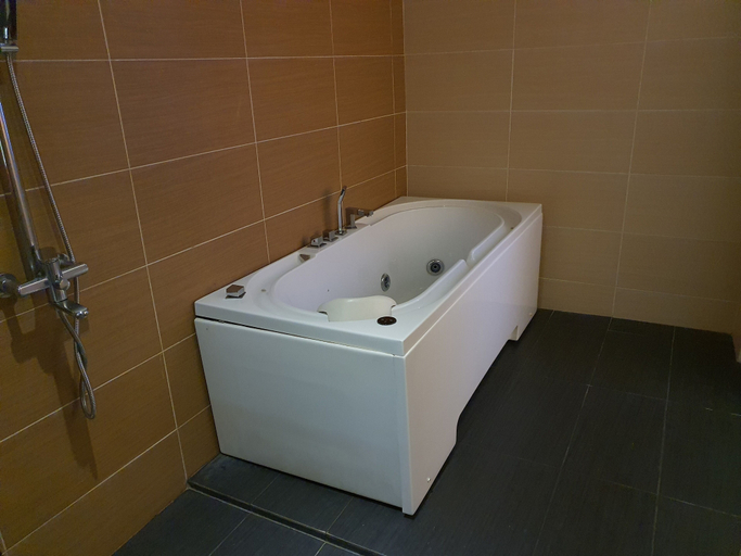 Bathroom 3, Grandeur Hotel and Spa, Malacca City