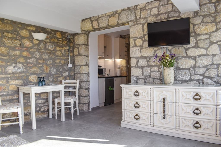Others 5, Stone Studio With Sea Views Near the Beach, Peloponnese