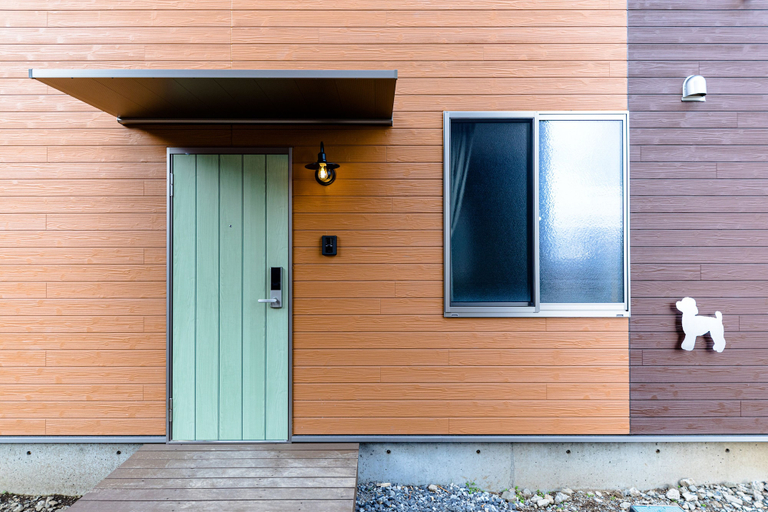 Exterior & Views