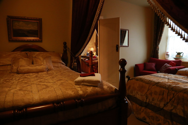 Bedroom 2, Blakes Manor Self Contained Heritage Accommodation, Meander Valley