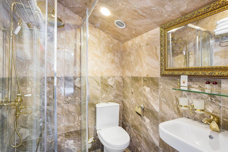 Bathroom 3, Hotel Neapol, Central