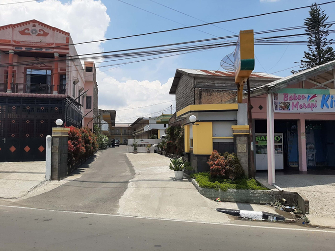 Exterior & Views 2, OYO 1698 Hotel Juma Eluk, Karo