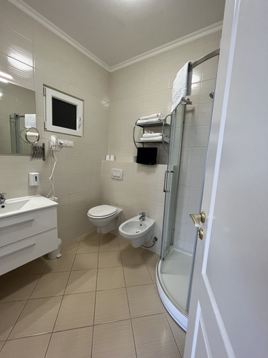 Bathroom 3, Camille Apartments, Budapesti