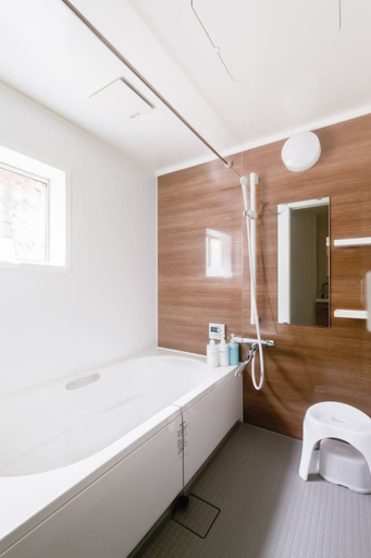 Bathroom 5, En Sagisu OF1, Osaka