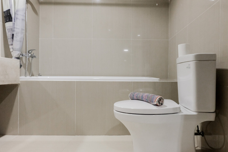 Bathroom 5, Bright 2BR Apartment at Paramount Skyline By Travelio, Tangerang