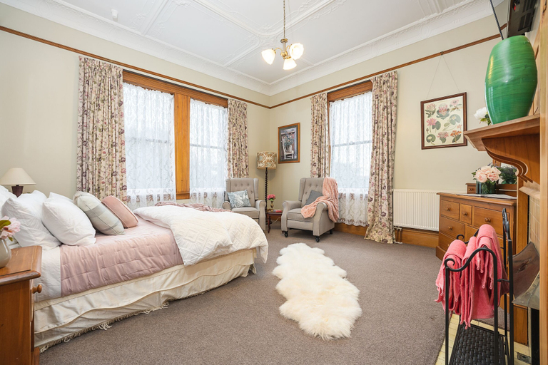 Bedroom 4, The Fern & Thistle Boutique Accommodation - Drinks, Hotpool, Sauna, Clutha