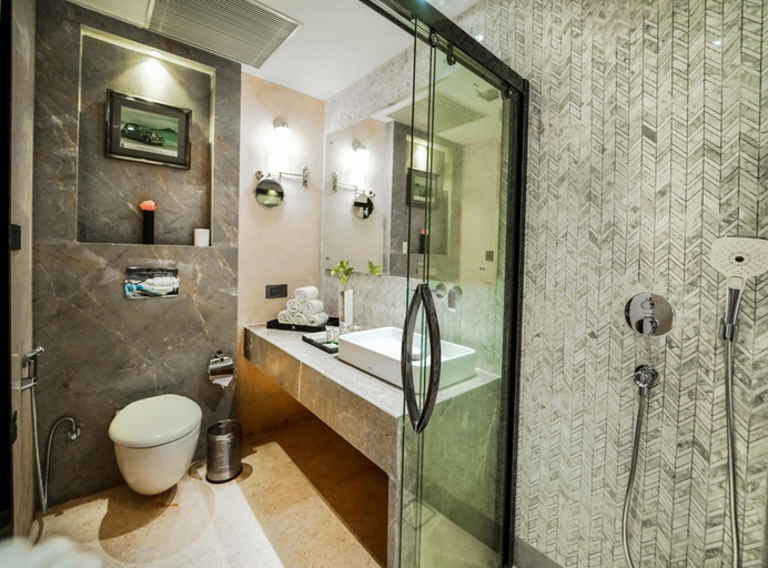 Bathroom 5, The Regnant, Lucknow